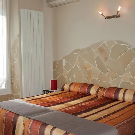 Hotel Les Amandiers 2*